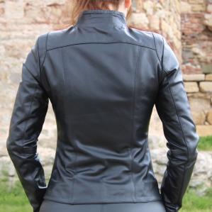 Дамско яке от Агнешка напа цвят черен