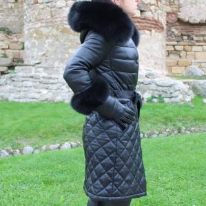 Дамско Палто от висококачествена агнешка напа с капитониран дизайн и естествен косъм от лисица