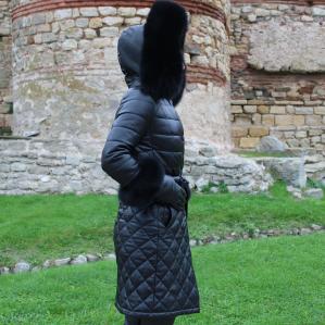 Дамско Палто от висококачествена агнешка напа с капитониран дизайн и естествен косъм от лисица