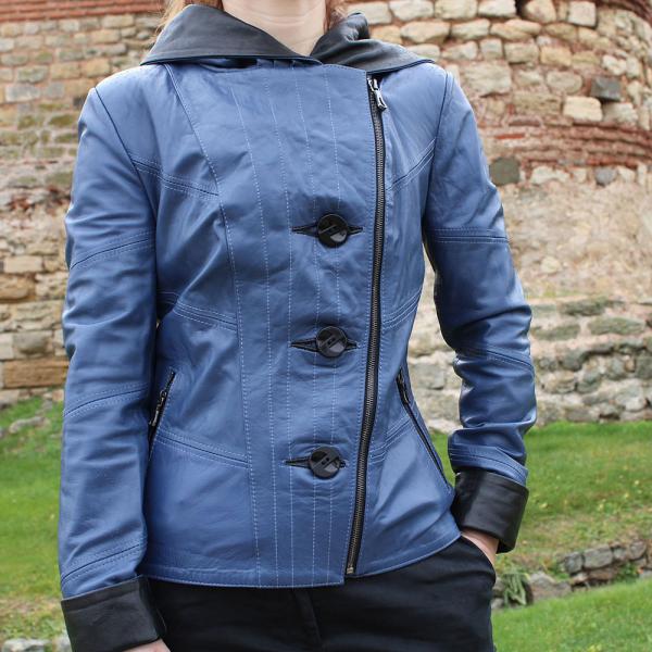 Дамско яке от Агнешка напа с качулка цвят син, комбиниран с черно