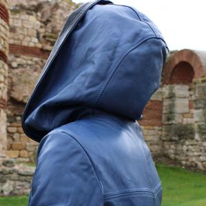 Дамско яке от Агнешка напа с качулка цвят син, комбиниран с черно