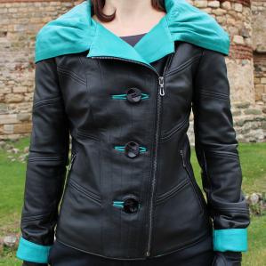 Дамско яке от Агнешка напа с качулка цвят черен, комбиниран с тюркоаз