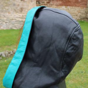Дамско яке от Агнешка напа с качулка цвят черен, комбиниран с тюркоаз
