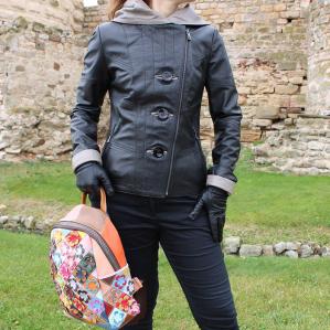 Дамско яке от Агнешка напа с качулка цвят черен, комбиниран с бежово